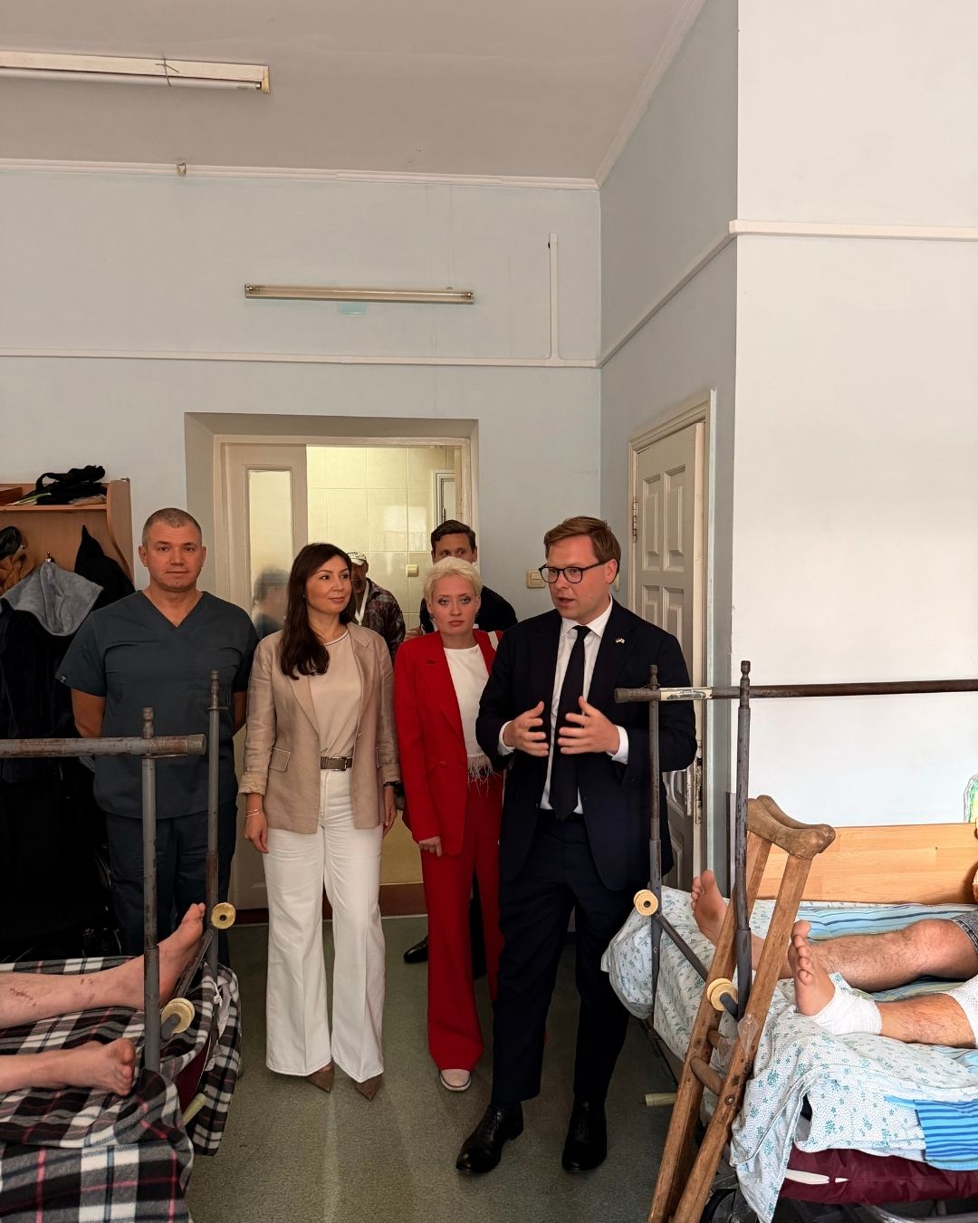 Делегація Гельсінкі спілкується з українськими захисниками у КМКЛ №1