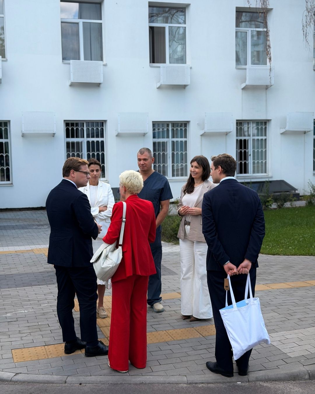 Представники делегації Гельсінкі біля корпусу КМКЛ №1